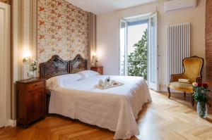 拉戈堡安格努尔酒店的一间卧室设有一张大床和一个窗户。