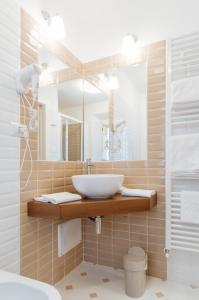 拉戈堡安格努尔酒店的一间带水槽和镜子的浴室