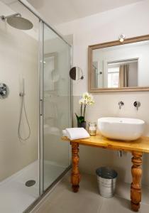 罗马圣彼得精品客房旅馆的一间带水槽和淋浴的浴室