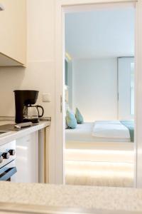 汉堡斯特灵根贝德帕克酒店的厨房设有一间卧室,卧室配有一张床和一个窗户