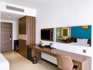 龙川市CHAU KHUONG HOTEL的一间卧室配有书桌和一张带镜子的床