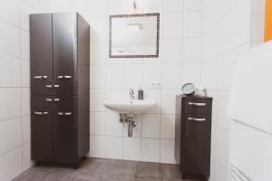 列兴Lesachtalerhof的白色的浴室设有水槽和镜子