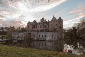 布鲁日Casa Tilleghem的一座旧城堡,位于水体上