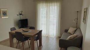 斯普利特Apartment Filip Vedran的客厅配有桌子和沙发