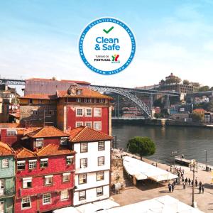 波尔图Oca Ribeira do Porto Hotel的一张绿色和安全标志的城市图