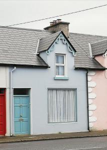利斯托尔The Small House的白色的房子,有蓝色的门和红色车库