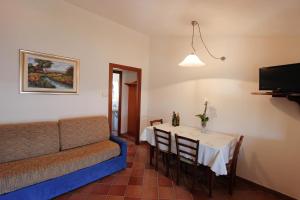 塞尼奥河畔帕拉佐洛Antico Borgo I Cancelli的客厅配有桌子和沙发