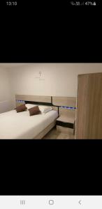 Fresnicourt-le-DolmenLa Cooconing的一间卧室配有两张单人床。