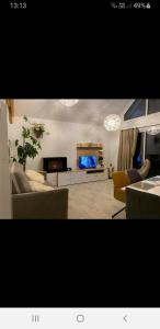 Fresnicourt-le-DolmenLa Cooconing的带沙发和电视的客厅