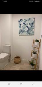 Fresnicourt-le-DolmenLa Cooconing的一间带卫生间的浴室和墙上的绘画