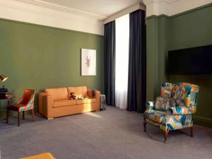布里斯托莫库尔布里斯托尔格兰德酒店的客厅配有沙发和椅子