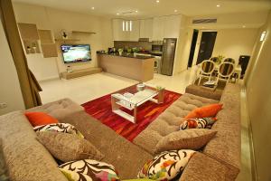 开罗AlAshrafia Smart Residence的带沙发的客厅和厨房