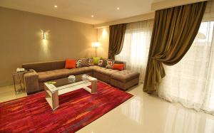 开罗AlAshrafia Smart Residence的客厅配有沙发和桌子