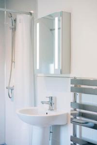 PenbrynBryn Berwyn Country House Tresaith的白色的浴室设有水槽和镜子