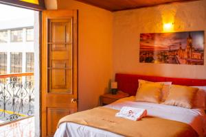 阿雷基帕Le Foyer Arequipa的一间卧室设有一张床和一个大窗户
