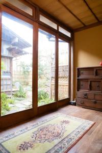 松山旧鈴木邸 女性専用的客房设有大窗户和地毯。