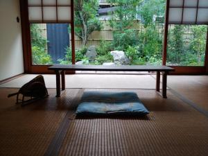松山旧鈴木邸 女性専用的地板上带毯子的桌子