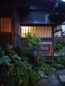 松山旧鈴木邸 女性専用的前面有大量植物的建筑