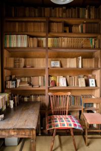 松山旧鈴木邸 女性専用的图书馆配有木桌、椅子和书籍