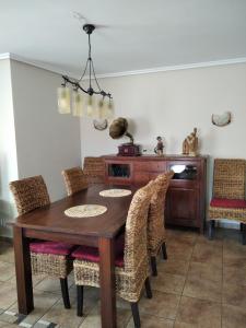 布龙查莱斯apartamento lahuerta的一间带木桌和椅子的用餐室
