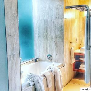 比勒陀利亚门林精品酒店的带浴缸和盥洗盆的浴室