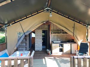 卡夫里利亚Safaritent Glamping Orlando in Chianti的一个带桌椅的帐篷和一间厨房