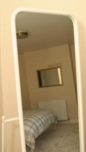 BeamishTwizell Lane的镜子在镜子前的房间里,有长凳
