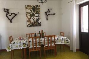 普利莫顿Whole villa in Primošten的餐桌、椅子和桌布