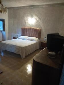 CansanoIL PIACERE DELLA NATURA的卧室配有白色的床和桌子