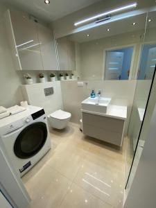 波兹南Flat4You的一间带洗衣机和卫生间的浴室