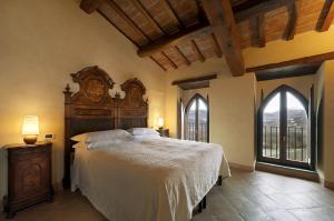 诺切劳恩布拉圣比亚焦修道院民宿的一间卧室设有一张大床和两个窗户。