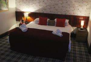 DirletonThe Castle Inn的酒店客房带一张大床,带毛巾