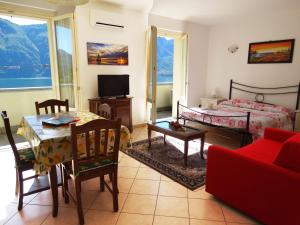 贝拉吉奥Casavalery Appartamento monolocale con vista lago的客厅配有红色的沙发和桌子