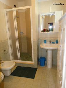贝拉吉奥Casavalery Appartamento monolocale con vista lago的带淋浴、盥洗盆和卫生间的浴室