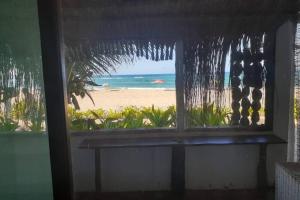 伊尼扬巴内Casa Alegria Tofo Beach的享有海滩和海洋景致的窗户。