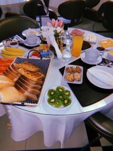 圣保罗阿玛利亚酒店的一张带食物和饮料的白色桌子