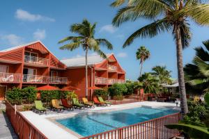 东方湾PALM COURT RESIDENCE 4 Stars的享有带游泳池和棕榈树的度假村景色