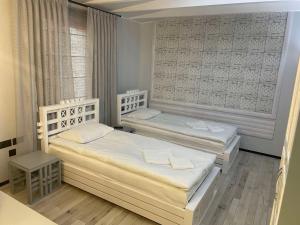 赫梅利尼茨基Le Каприз的一间卧室设有两张床和窗户。