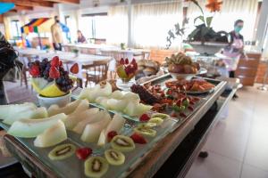 托雷斯HOTEL POUSADA OCEANO的自助餐,餐桌上有许多不同类型的食物