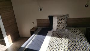 迪纳尔Domaine du bois d amour的一间卧室配有一张带木制床头板的床