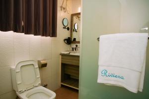 拉各斯Riviera Suites的一间带卫生间和白色毛巾的浴室