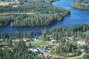 ArbråTORPET (Villa Solsidan), Hälsingland, Sweden的享有湖畔小镇的空中景色