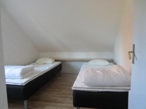 ArbråTORPET (Villa Solsidan), Hälsingland, Sweden的配有2张床的带白色床单和枕头的客房
