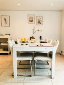 登博斯图森哈特森特杨酒店 的白色的餐桌,配有椅子和饮料
