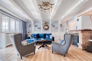 赫尔Dom Wakacyjny Fiszeria的客厅配有蓝色的沙发和椅子
