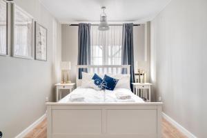 赫尔Dom Wakacyjny Fiszeria的卧室内的白色床和蓝色枕头