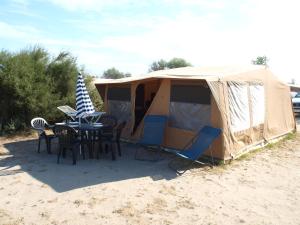 阿格德Oh! Campings - La Tamarissière Agde的帐篷前配有桌椅