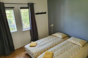 莱克内斯Hus sentralt i Lofoten的一间卧室设有两张床和窗户。