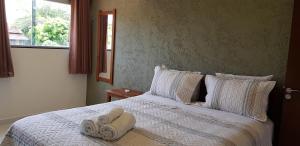 圣若热岛Village São Jorge - Guest Apartment的一间卧室配有带毛巾的床