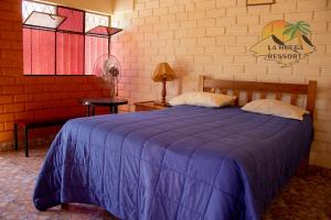 伊察Hospedaje La Huega的一间卧室配有一张带蓝色毯子的床